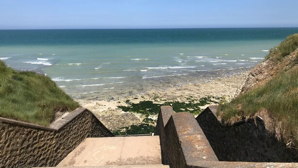 A coastal view with a staircase leading to a beach. - Valleuse (Saint-Léonard)