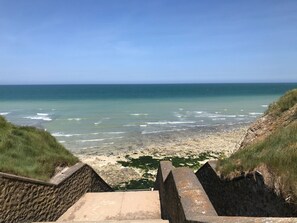 Ein Blick auf die Küste, mit einer Treppe, die zum Strand führt.