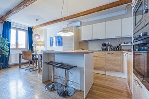 Kjøleskap, mikrobølgeovn, ovn og kokeplater