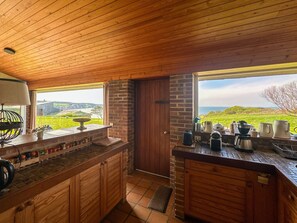 ثلاجة، ميكروويف، فرن، غسالة أطباق