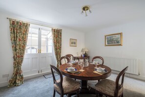 House (2 Bedrooms) | In-room dining - At Home in Chelsea (London)