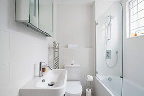 House (2 Bedrooms) | Bathroom | Combined shower/tub, free toiletries, hair dryer, towels - At Home in Chelsea (London)