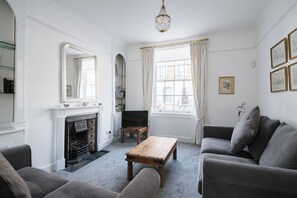 House (2 Bedrooms) | Front of property - At Home in Chelsea (London)