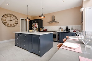 Family House, 4 Bedrooms, Garden View (4 Bedrooms) | Private kitchen