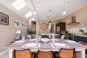 Family House, 4 Bedrooms, Garden View (4 Bedrooms) | In-room dining