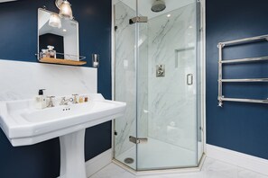 Family House, 4 Bedrooms, Garden View (4 Bedrooms) | Bathroom | Free toiletries, hair dryer, towels, soap - Spectacular Shepherds Bush Home Close to Westfield (London)