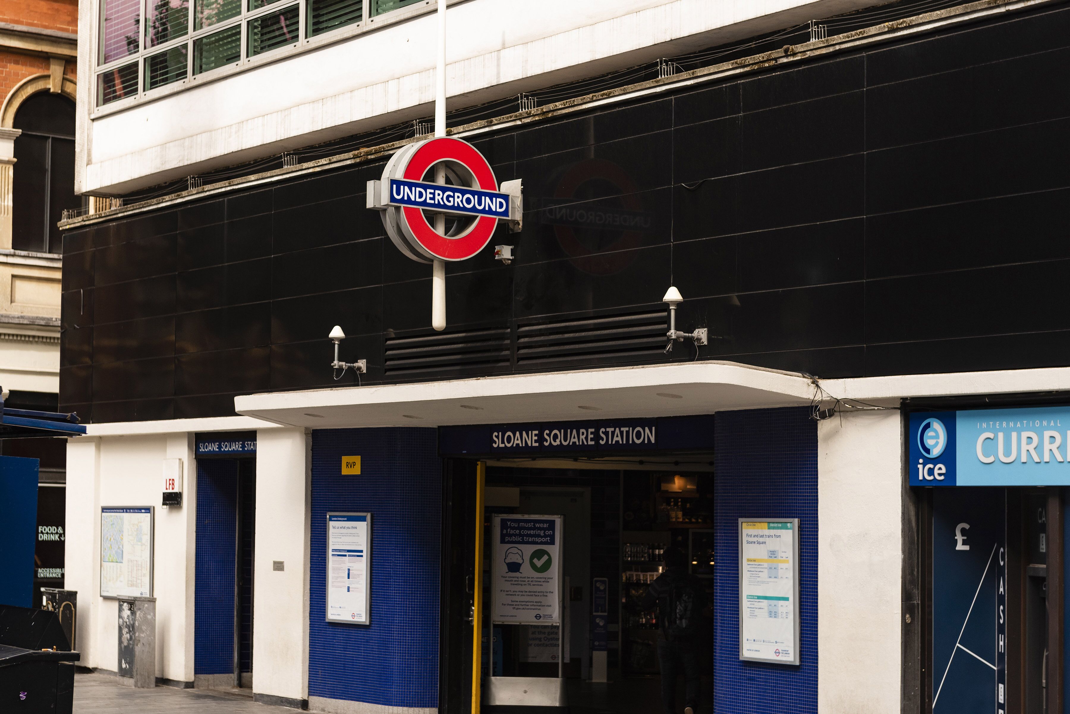 L'entrée de la station de métro de Sloane Square, avec un panneau indiquant qu'il s'agit d'une station de métro.
