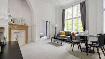 The Pavilion Road Suite | Oppholdsrom | En 24-tommers smart-TV med kabel-kanaler samt TV