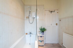Familjehus - 2 sovrum - utsikt mot trädgården (2 Bedrooms) | Badrum | Badkar/dusch, gratis toalettartiklar, hårtork och handdukar