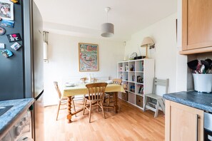 Perhetalo, 2 makuuhuonetta, näköala puutarhaan (2 Bedrooms) | Ruokailu omassa huoneessa