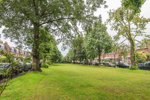 Grand House, Garden View (3 Bedrooms) | Street view - Royal Richmond Family Home by Kew Gardens (Richmond)