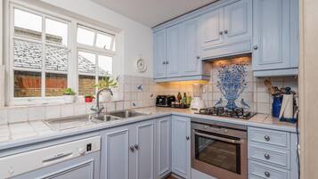 Grand House, Garden View (3 Bedrooms) | Private kitchen