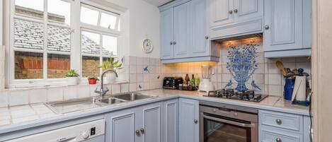 Grand House, Garden View (3 Bedrooms) | Private kitchen