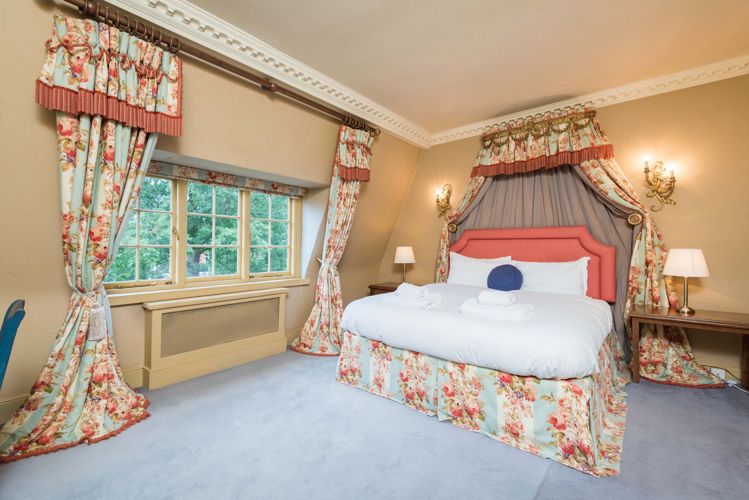 3 عدّة غرف نوم وأغطية فراش متميزة وبديكورات فريدة لكل غرفة