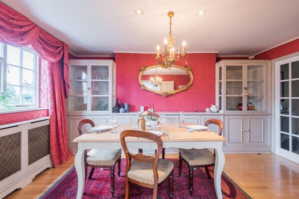Grand-talo, näköala puutarhaan (3 Bedrooms) | Ruokailu omassa huoneessa