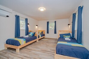 4 bedrooms, iron/ironing board, WiFi, bed sheets