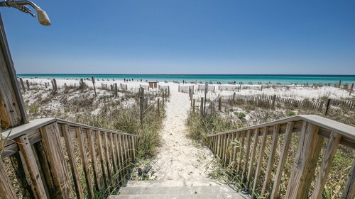 *Gorgeous* Beachfront with Easy Access Seagrove Condo, Sleeps 6
