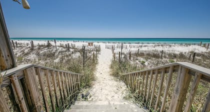 *Gorgeous* Beachfront with Easy Access Seagrove Condo, Sleeps 6