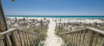 *Gorgeous* Beachfront with Easy Access Seagrove Condo, Sleeps 6