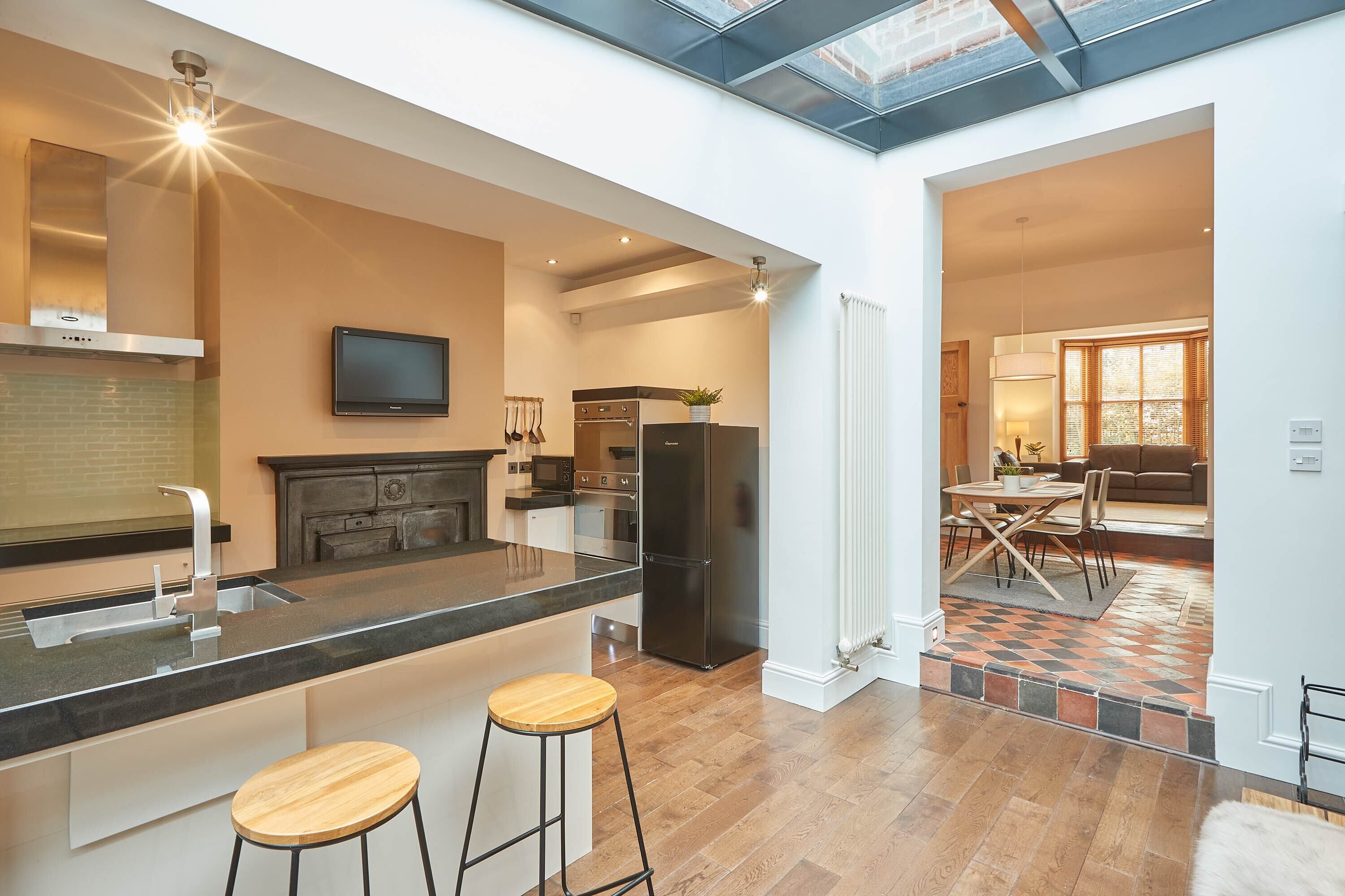 Huis | Privékeuken | Een koelkast, een magnetron, een oven, een kookplaat