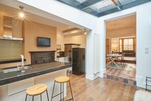 Rumah | Dapur pribadi | Lemari es, microwave, oven, dan kompor