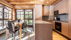Wasserkocher mit Kaffee-/Teezubehör, Kühlschrank, Mikrowelle, Ofen