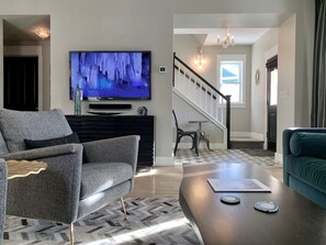 Smart TV, caminetto, libri, servizi in streaming