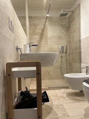 Douche, sèche-cheveux, bidet, serviettes fournies