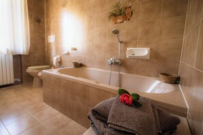Bañera, secador de pelo, bidet
