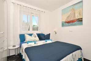 3 bedrooms, iron/ironing board, WiFi, bed sheets