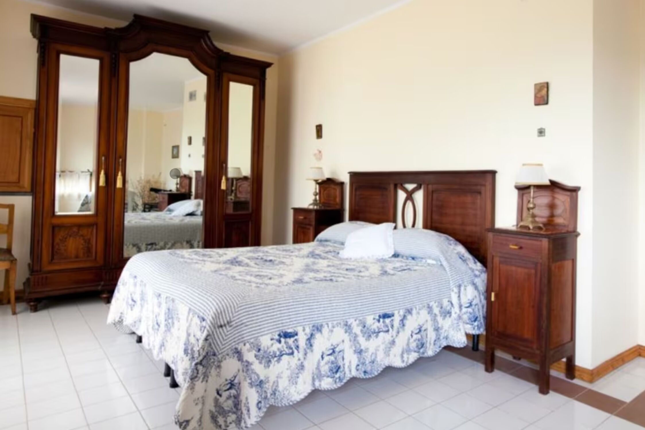 4 Schlafzimmer, Schreibtisch, Bügeleisen/Bügelbrett, Reisekinderbett