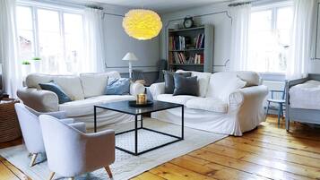 Fernseher, Kamin, Bücher, Stereoanlage