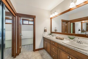 Combined shower/bathtub, jetted bath, hair dryer, towels