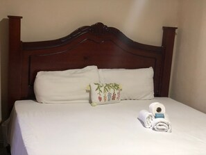 Kamar Double Eksekutif | Seprai premium, tempat tidur Tempur-Pendic, dan ruang kerja ramah laptop