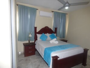 Kamar Double Klasik | Seprai premium, tempat tidur Tempur-Pendic, dan ruang kerja ramah laptop