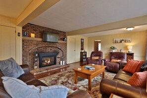 Smart TV, fireplace, books, stereo