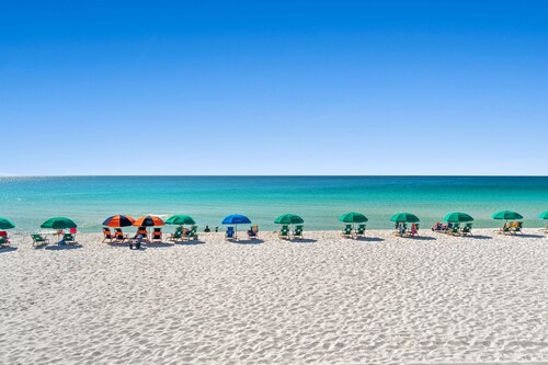 PRIVATE BEACH, Heated Pool, Hot Tub, Live bands in summer. Honeymooon favorite