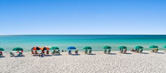 PRIVATE BEACH, Heated Pool, Hot Tub, Live bands in summer. Honeymooon favorite