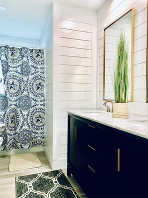 Kylpyamme, hiustenkuivaaja, pyyhkeet, saippua