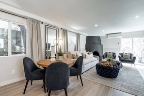 TV, lareira, serviços de streaming, escritórios