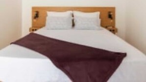 A single bed with a wooden headboard, white bedding, and a dark-colored throw blanket. - Douroparadise (Caldas de Moledo)