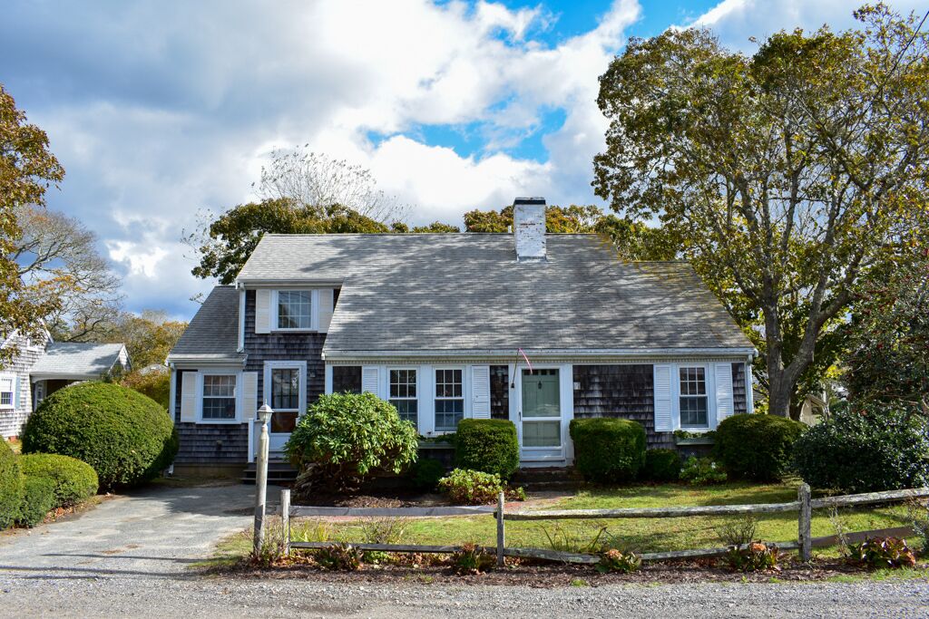 3 bedroom home, walking distance to Raycroft Beach!