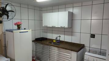 Geladeira, cooktop, talheres/pratos/utensílios de cozinha