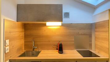 Een koelkast, een microgolfoven, een oven, een vaatwasser