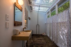 Sèche-cheveux, serviettes fournies, savon, papier toilette