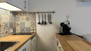 Fridge, microwave, oven, coffee/tea maker