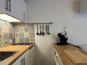 Réfrigérateur, micro-ondes, four, cafetière/bouilloire