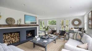 Een smart-tv, een open haard, een tafeltennistafel en een stereo