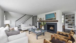 Smart-TV, Kamin, Tischtennisplatte, Stereoanlage