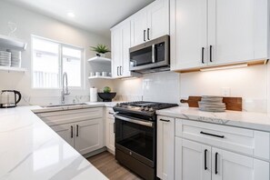 Réfrigérateur, four à micro-ondes, un four, surface de cuisson